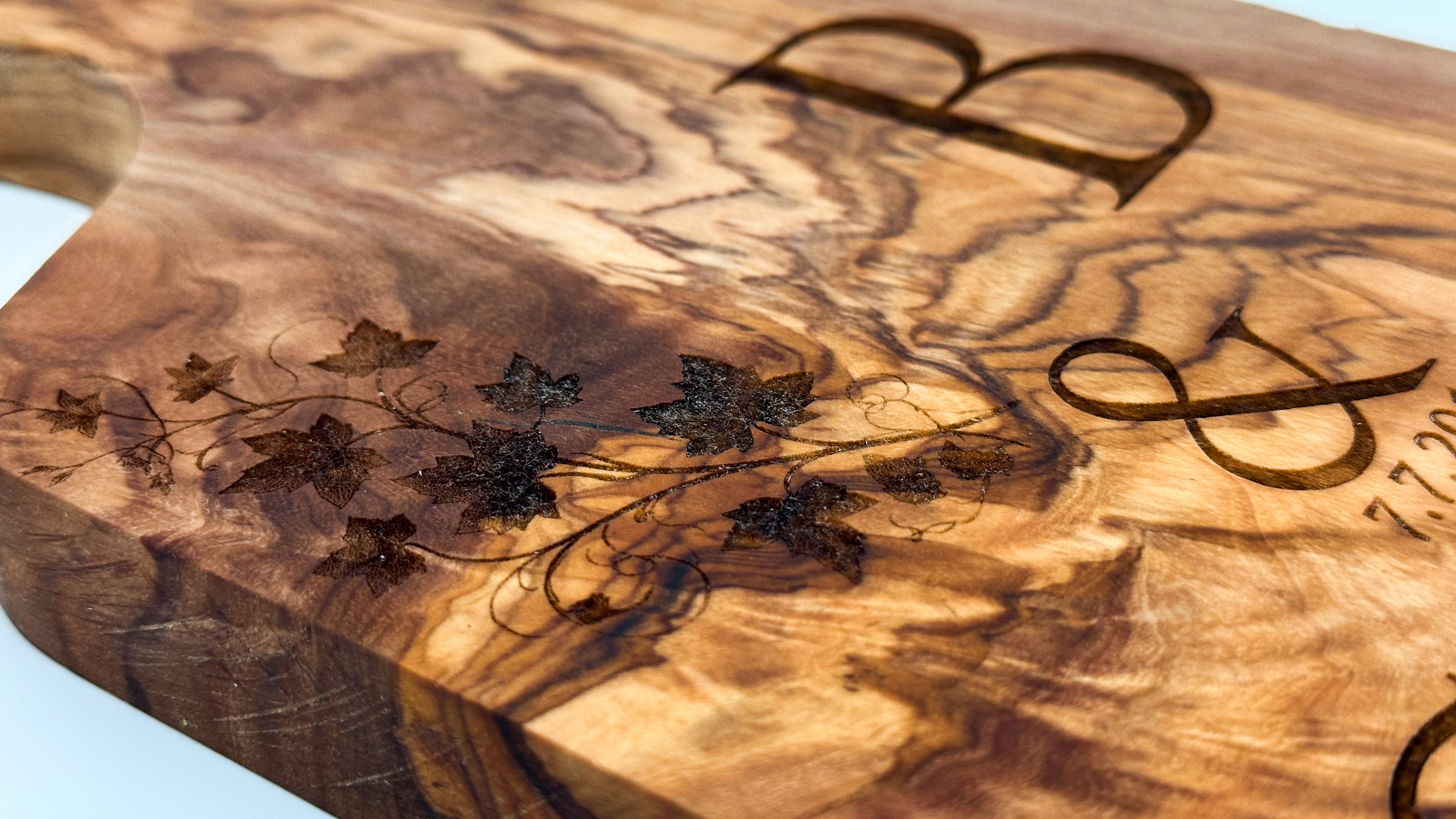 Olivenholz Hochzeitsbrett Gravur „Efeu Edition“  Mit Initialen und Datum personalisiert