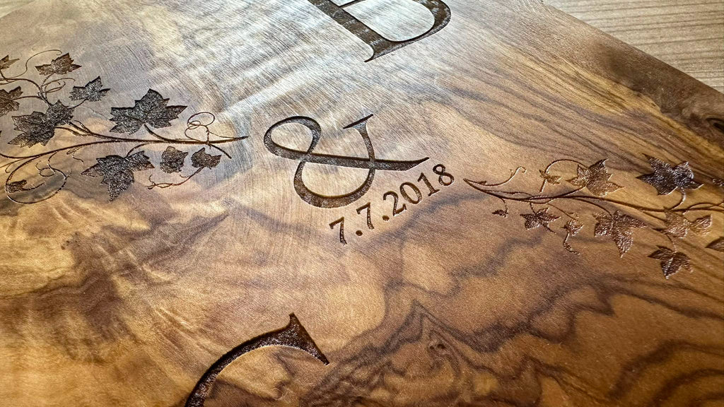 Olivenholz Hochzeitsbrett Gravur „Efeu Edition“  Mit Initialen und Datum personalisiert
