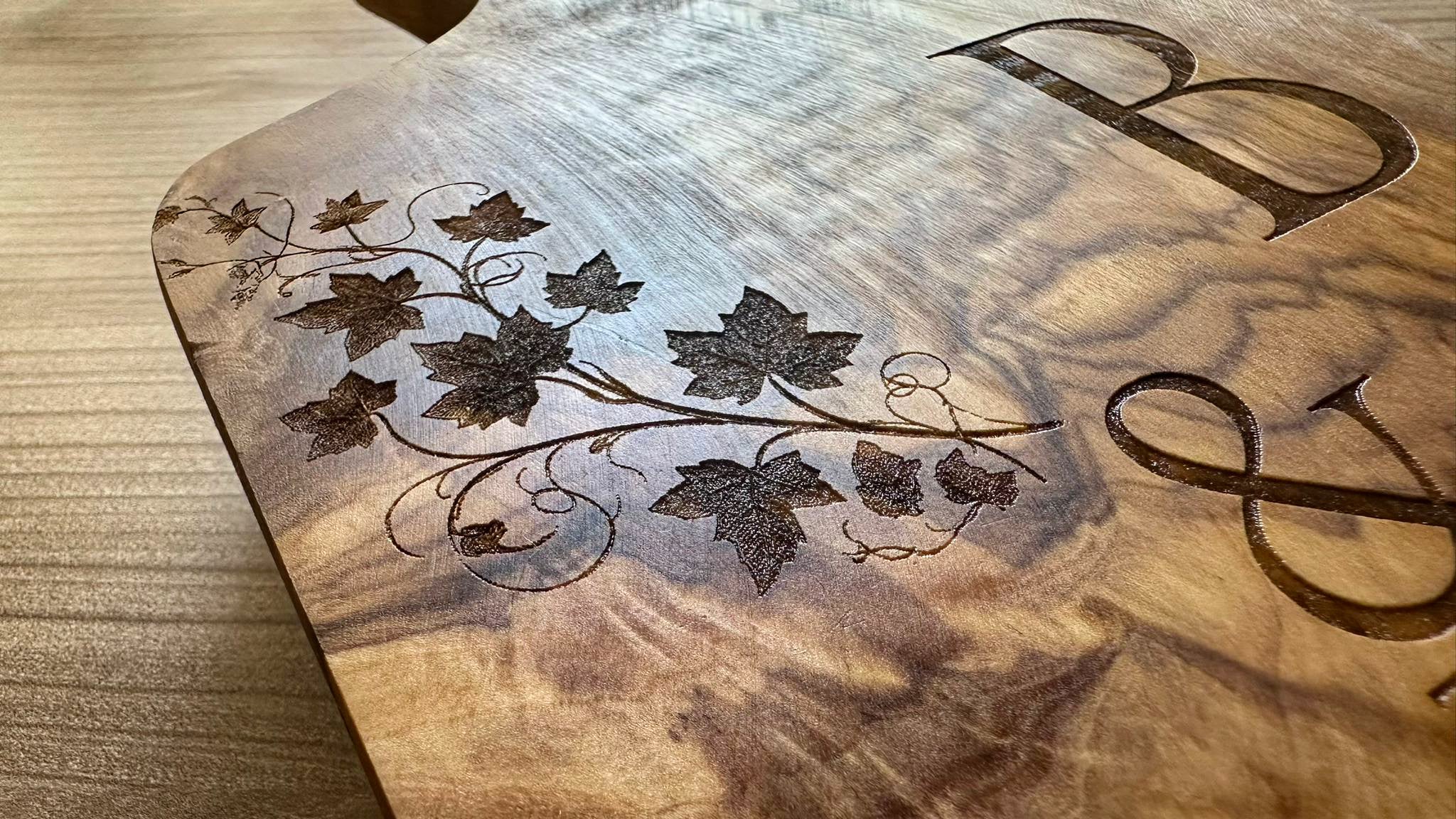 Olivenholz Hochzeitsbrett Gravur „Efeu Edition“  Mit Initialen und Datum personalisiert