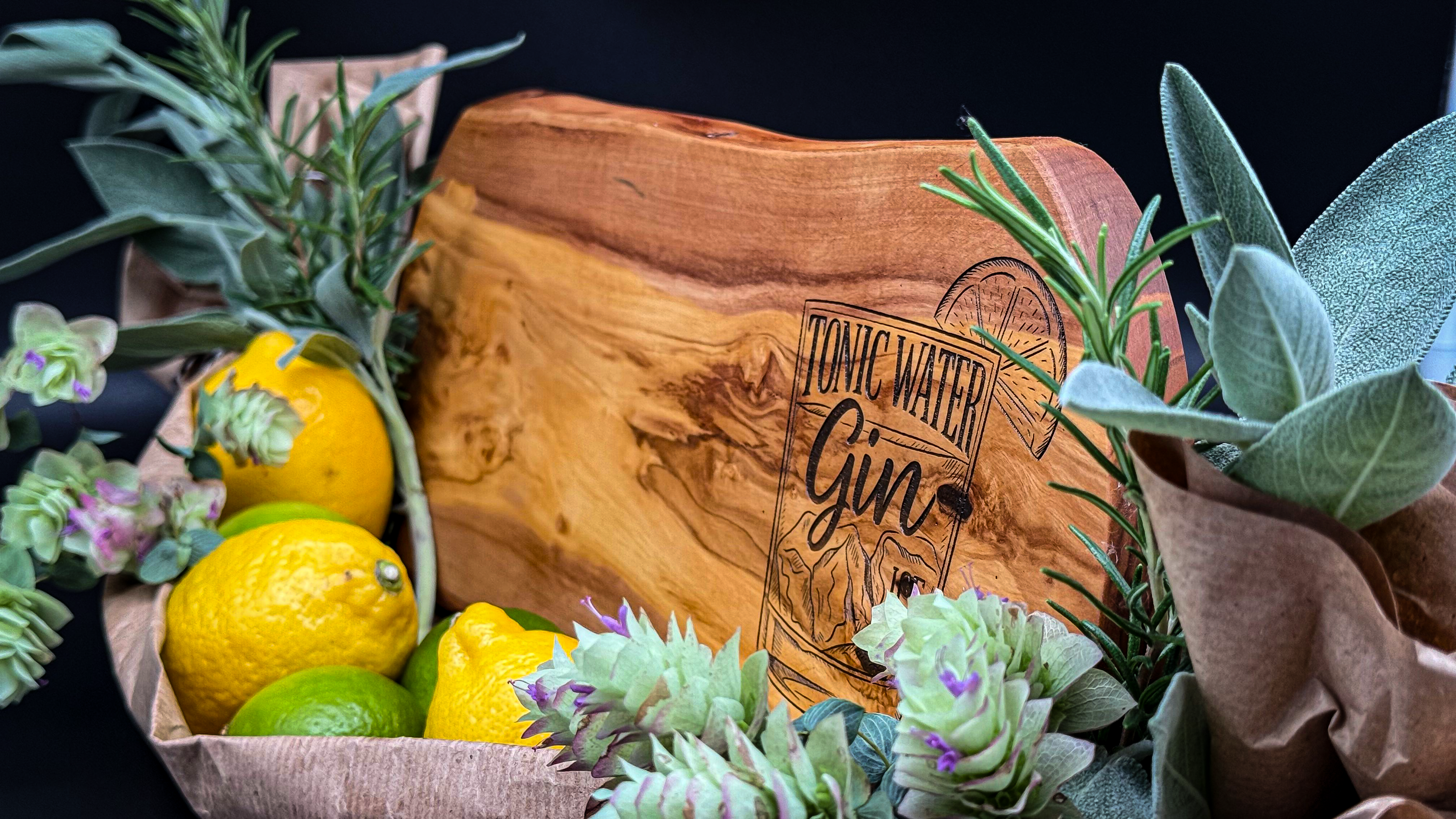 Olivenholz-Servierbrett „Gin & Tonic“