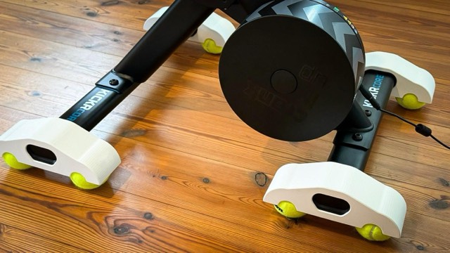 3D-printed vibration feet under a turbo trainer's stand, combined with tennis balls